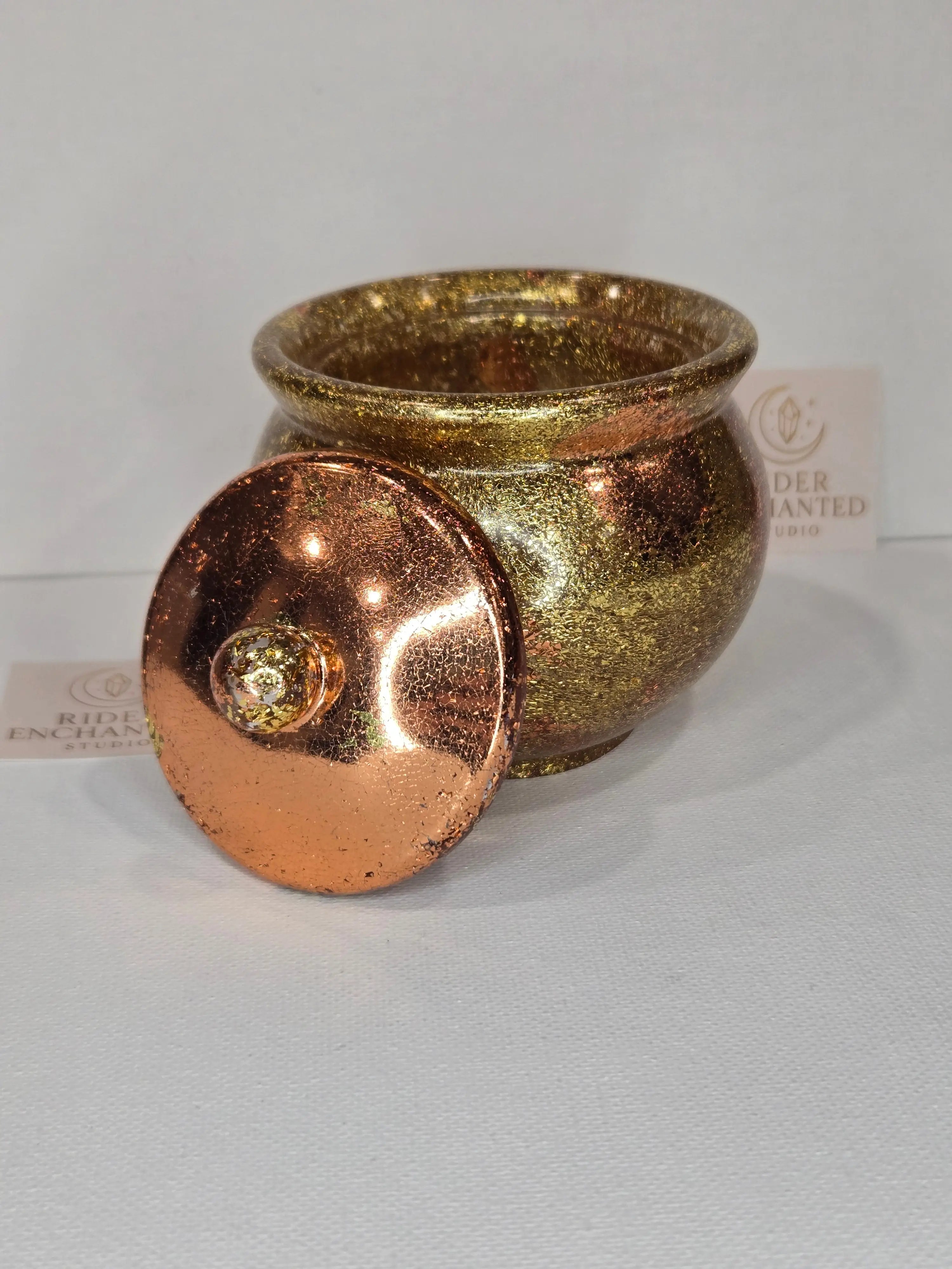 Premium Resin Honey Pot – Elegant, Hand‑Poured Art with Golden Detail Rider Enchanted Studio