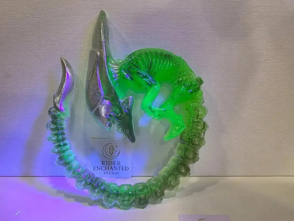 Xenomorph Resin Figure – Alien Horror Decor Rider Enchanted Studio